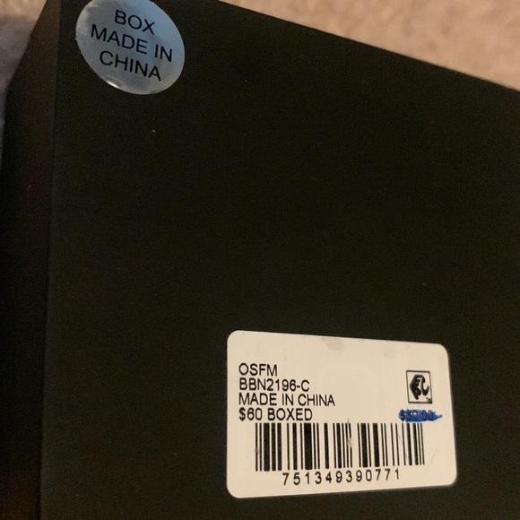 Brand new, never taken out of the box, silver plated locket with an engraved C. - Picture 4 of 4